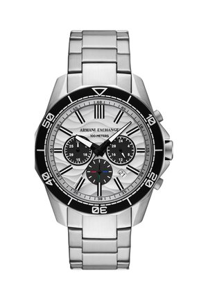 Montre-bracelet Armani Exchange en acier inoxydable avec cadran argenté, lunette noire, trois sous-cadrans, affichage de la date et bracelet à maillons en métal.
