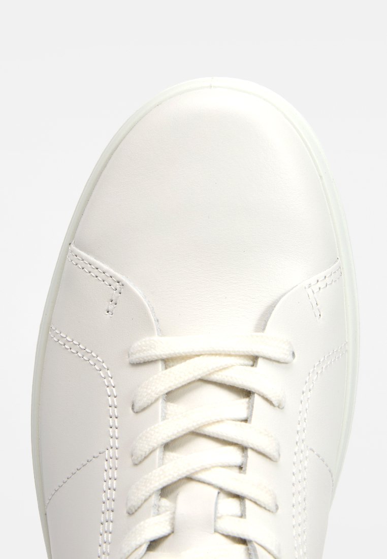 Weiße Leder Sneakers mit glatter Oberfläche, runder Zehenpartie und Schnürdesign mit tonalem Stich und minimalistischem Profil.