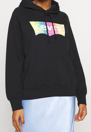 Sudadera negra con bolsillo tipo canguro y capucha con cordón. Presenta un colorido logo de Levi's en la parte frontal, con una textura suave similar al algodón.