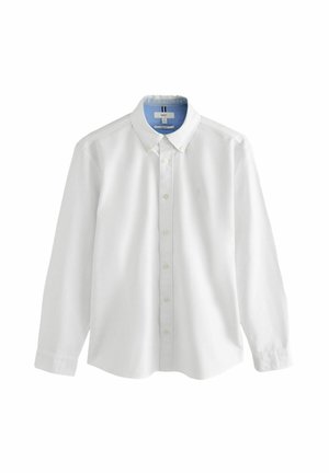 Chemise blanche à manches longues avec col bleu, présentant une coupe classique et une broderie subtile sur la poitrine.