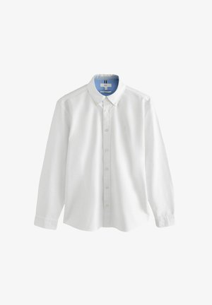Biała koszula z długim rękawem zapinana na guziki, z niebieskim wykończeniem kołnierzyka, o klasycznym kroju z delikatnym haftem na piersi.