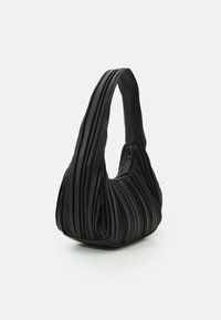 Musta, laskostettu olkalaukku, jossa on pyöreä muoto, valmistettu teksturoidusta nahasta, varustettu vetoketjulla ja pehmeällä, pehmustetulla kahvalla.