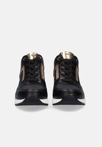 Zapatillas negras con diseño de cordones, que presentan acentos en oro texturizado, material sintético, un collar acolchado y suelas de goma blanca.