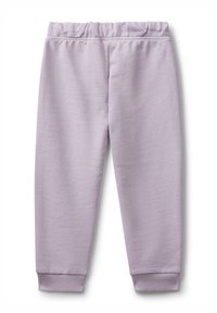 Světle fialové tepláky s elastickým pasem, žebrovanými manžetami a měkkou texturou. Jednoduchý, nezdobený design vhodný pro každodenní nošení.