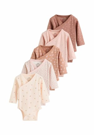 Vijf babyrompers met lange mouwen in roze en bruine tinten, elk met kleine bloemmotieven en overslagsluitingen aan de voorkant.