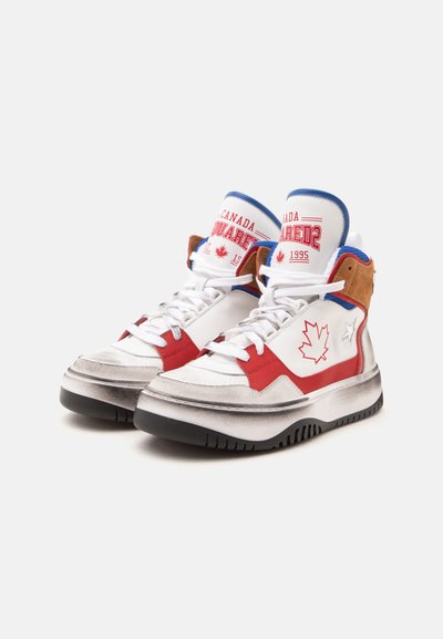 Baskets blanches montantes avec des accents rouges et bleus, arborant un motif de feuille d'érable et le texte "Canada Dsquared2 1995" sur la languette.