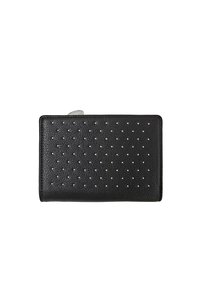 Portafoglio in pelle nera con superficie texture e decorazioni con borchie argentate disposte a pois, chiusura con zip.