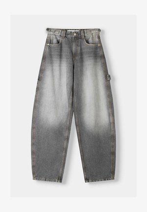 Šedé denimové kalhoty s vybledlým vzhledem, širokým střihem a prošívanými detaily. Vybavené předními kapsami a postranním strapcovým detailem.