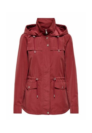 Veste rouge à capuche avec fermeture éclair frontale, boutons-pression, cordons ajustables à la capuche et à la taille, et deux poches à rabat avec fermetures à bouton-pression.