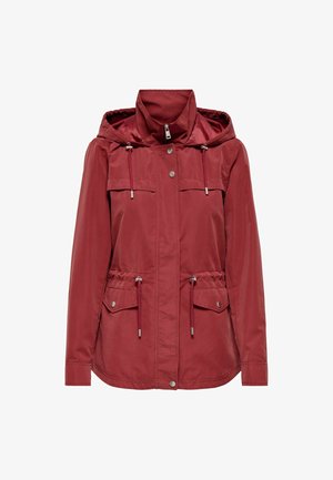 Veste rouge à capuche avec fermeture éclair frontale, boutons-pression, cordons ajustables à la capuche et à la taille, et deux poches à rabat avec fermetures à bouton-pression.