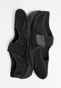 Pantofi sport negri dintr-o combinație de țesătură texturată și materiale sintetice, cu o curea Velcro și tălpi flexibile din cauciuc.