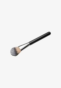 Brocha de maquillaje con un mango negro, virola plateada y cerdas densas y suaves que presentan un degradado de gris a beige.