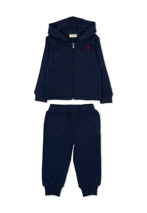Tuta da bambino blu navy con felpa con cappuccio e zip e pantaloni con vita elasticizzata, con piccolo logo rosso sul petto e polsini a costine.