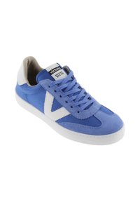 Baskets bleues mettant en avant une combinaison de matériaux en toile et en daim, avec des accents blancs, un logo brodé et un design classique à lacets.