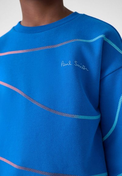 Modrá mikina so zvlnenými vzormi v ružovej a tyrkysovej farbe, s výšivkou "Paul Smith" na hrudi. Mäkkučký, textúrovaný materiál.