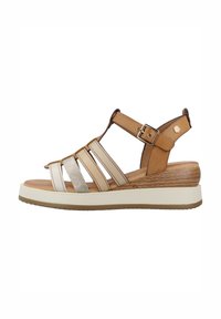 Sandal con tonalità di tan e beige, dotata di più cinturini, finitura testurizzata, fibbia regolabile, accento in legno sul plateau e suola in gomma bianca.