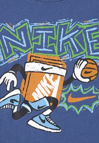 Μπλε γραφική μπλούζα με καρτούν χαρακτήρα με πορτοκαλί ορθογώνιο σώμα και μπάλα μπάσκετ, διακοσμημένη με ζωηρά πράσινα και μπλε γράμματα.