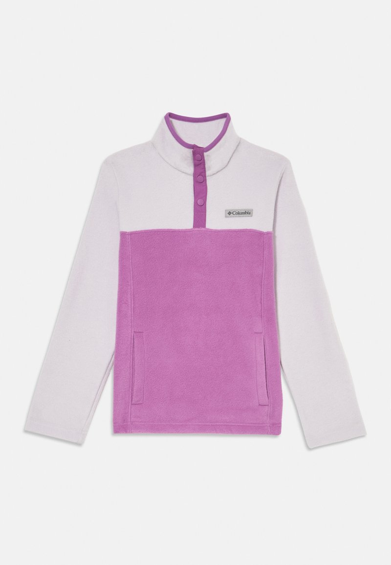 Pull à col montant en polaire, blanc et rose. Doté d'une patte de boutonnage à mi-hauteur, d'un col haut et de deux poches latérales. Logo Columbia sur la poitrine.