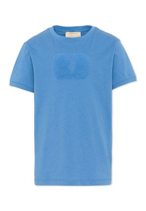 Jasnoniebieska koszulka z krótkim rękawem z subtelnym ciemniejszym niebieskim zaokrąglonym kwadratem i abstrakcyjnym kształtem na środku z przodu.