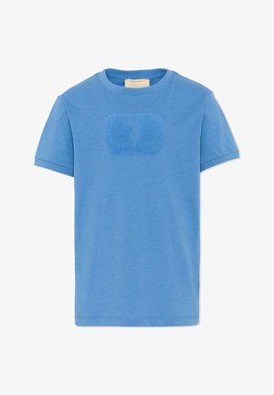 T-shirt bleu clair à manches courtes avec un subtil carré arrondi bleu plus foncé et une forme abstraite au centre devant.