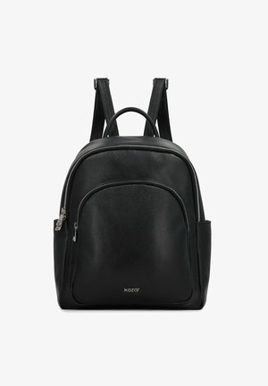 Melnas ādas mugursoma ar strukturētu apdari, divām plecu siksnām, priekšējo kabatu ar rāvējslēdzēju un niansētu zīmola logotipu apakšā.