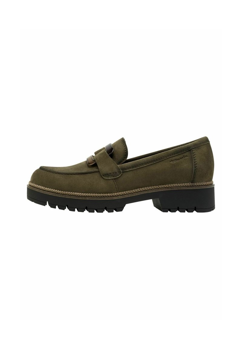 Mocassin en cuir suédé vert olive avec un bout rond, un design sans lacets et une sangle décorative avec détail en métal. Semelle en caoutchouc robuste et à motifs.