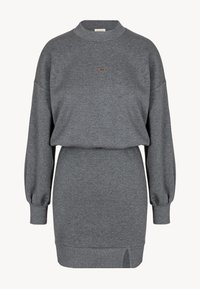 Szara sukienka-sweterek z wysokim kołnierzem, obniżonymi ramionami i długimi rękawami. Posiada subtelne logo i boczne rozcięcie u dołu. Miękka tekstura.