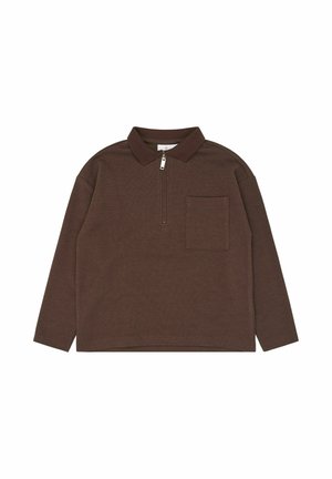Brun langærmet pullover med halv lynlås foran, krave og brystlomme, lagt fladt på en hvid baggrund.