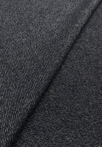 Donkergrijs stof met een gestructureerde weving, die een subtiel, uniform patroon en een gladde afwerking toont. Het materiaal lijkt duurzaam en flexibel.