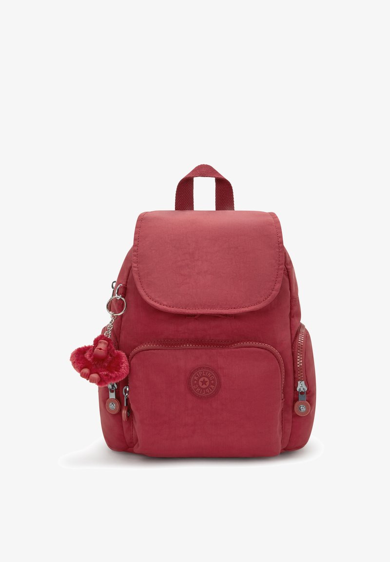 Roter Nylon-Rucksack mit Klappdeckel, Frontreißverschlussfach, Seitentaschen, kreisförmigem Logodetail und abnehmbarem Affen- Schlüsselanhänger.