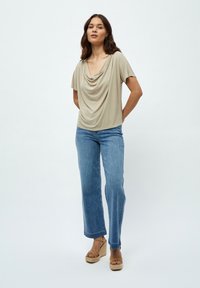 Desires DEAMALIA SHORT SLEEVE DRAPE T-SHIRT. - Základné tričko - cobblestone