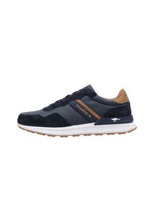 Basket Kangaroos bleu marine et beige avec dessus en suédé et cuir, semelle blanche, et détails du logo sur le côté et le talon.