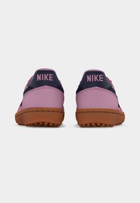 Adidași Nike roz și bleumarin, cu talpă din cauciuc texturată, design bicolor și logo vizibil pe călcâi în roz contrastant.