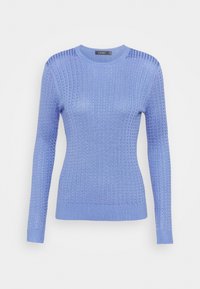 Hellblauer Strickpullover mit langen Ärmeln, ausgestattet mit einem Rippdesign und strukturierten Akzenten. Rundhalsausschnitt und figurbetonte Silhouette.