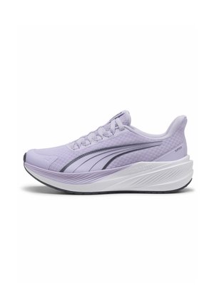 Scarpa da corsa Puma viola chiaro con suola bianca ammortizzata, strisce nere con logo Puma e chiusura con lacci, mostrata di lato su sfondo bianco.