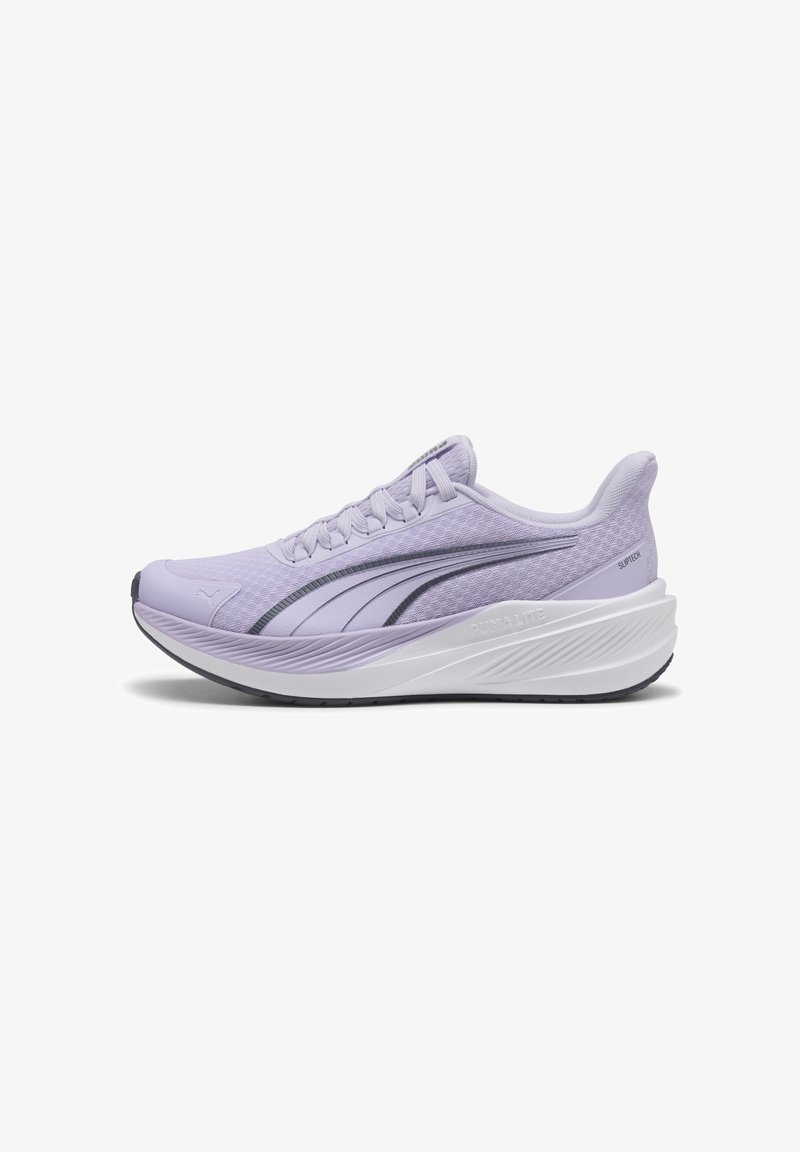 Ανοιχτό μωβ αθλητικό παπούτσι Puma με λευκή μαλακή σόλα, μαύρες ρίγες με το λογότυπο Puma και κλείσιμο με κορδόνια, εμφανίζεται από το πλάι σε λευκό φόντο.