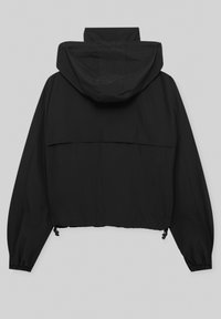 Czarna krótka kurtka wykonana z lekkiego materiału z kapturem, oversize'owymi rękawami oraz regulowanymi sznurkami na dole dla dopasowania.