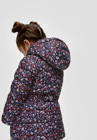 Gestepptes navy-blaues Jackett mit floralen Mustern in Rot und Pink. Mit Kapuze und elastischem Taillendetail. Weicher, isolierter Stoff.