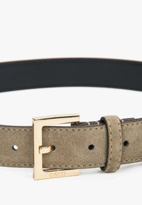 Suède riem in olijfgroen met een gouden rechthoekige gesp. Afgewerkt met stiksels en verstelgaatjes langs de lengte.