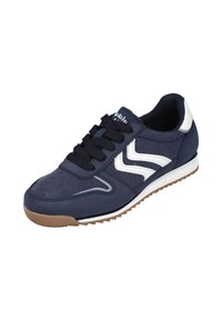 Zapatillas de ante en color navy con acentos en blanco, cordones negros y suela de goma. Presenta una puntera redondeada y un collar acolchado para mayor comodidad.