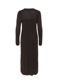 Robe en tricot à manches longues et près du corps, de couleur marron foncé avec des accents en fil métallique. Présente une texture côtelée et un décolleté rond.