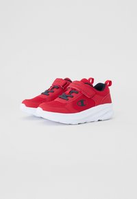 Pantofi sport roșii cu partea superioară din plasă și material sintetic, șireturi gri, bandă cu Velcro și o talpă albă căptușită; logo-ul afișat pe lateral.