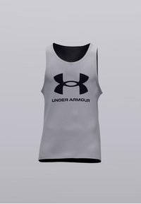 Szürke atlétatrikó fekete Under Armour logóval az elején, nedvességelvezető anyagból készült, laza szabással.