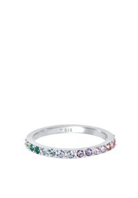 Anello in argento con gemme colorate alternate: verde, blu, viola e rosa, disposte in fila lungo il bordo superiore. Marchiato "925."