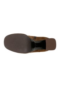 Braune Wildleder-Ankle-Boots mit einem glatten, dunkelbraunen Lederabsatz und einer strukturierten schwarzen Gummisohle. Sichtbarer seitlicher Reißverschluss.
