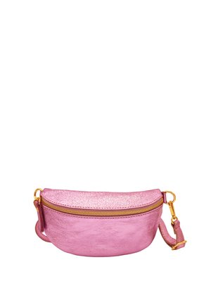 Banane métallisée rose avec rabat scintillant, fermeture éclair dorée et sangle réglable avec accessoires dorés sur fond blanc.