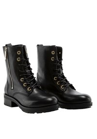 Schwarze Lederstiefeletten mit Schnürdesign, goldenen Ösen, seitlichem Reißverschluss, klobigen Sohlen und strukturierter Oberfläche. Robuste Verarbeitung.
