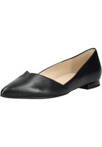 Zapato plano de cuero negro con punta afilada y diseño recortado en la parte superior. Presenta un tacón bajo y un forro interior suave.