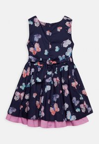 Savuton tummansininen mekko, jossa on monivärinen perhospainatus, solmittava vyötärökumarrus ja vaaleanpunainen alushame, joka näkyy helman alta.