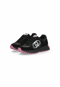 Scarpe sportive nere con suole in gomma rosa, tomaia in suede e materiale sintetico, dotate di un logo prominente e accenti argentati a contrasto.